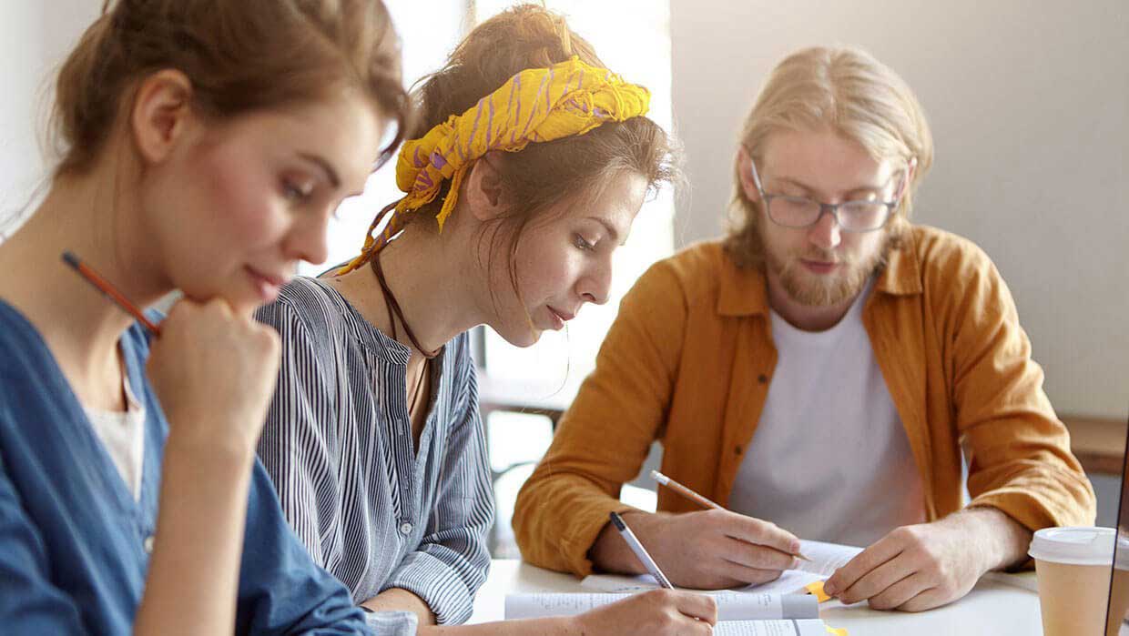 برنامه دبیرستان به زودی در سال 2021 برای وضعیت کووید-19 شروع می شود